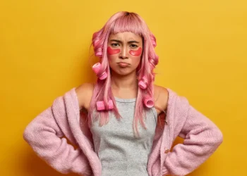 girl with 90s Blowout Haircut